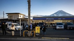 富士山撮影に観光客殺到、コンビニが謝罪　町は目隠しの幕で対策