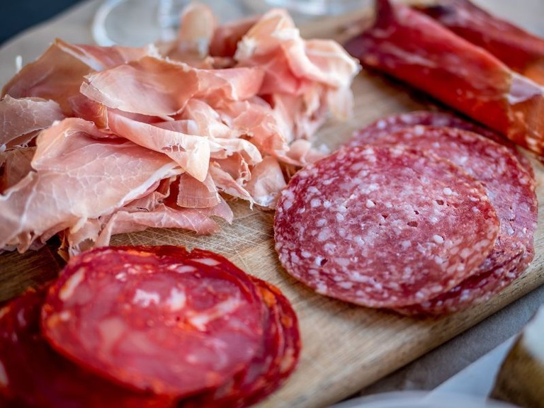 超加工食品の中でも加工肉類は特に死亡リスクに与える影響が大きいという/Adam Höglund/iStockphoto/Getty Images
