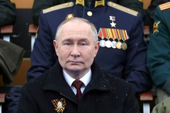 ロシア軍の軍事パレードに出席するプーチン大統領